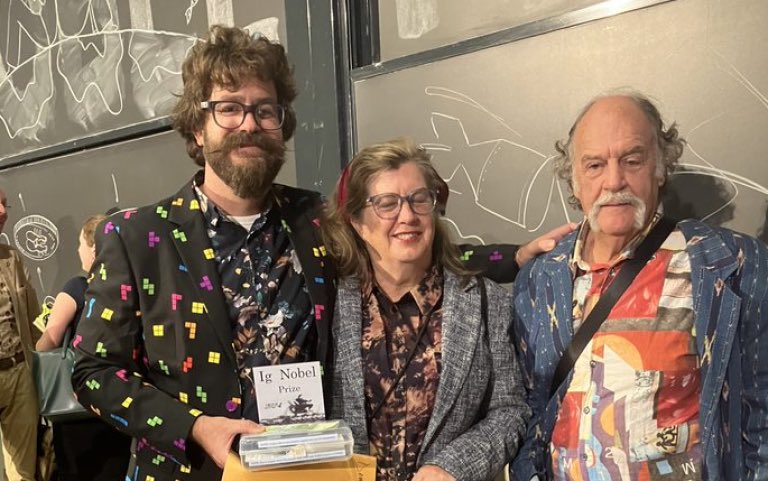 אזורים כחולים, הם אזורים שבהם אנשים חיים הרבה מעבר לממוצע הגיל. מחקרים רבים בוצעו כדי לנסות להבין למה תוחלת החיים שם גבוהה. ניומן חוקר בUCL הראה שהקורלציה הכי טובה לאזורים הללו הם: טעויות רישום, חוסר בתעודות לידה והונאות פנסיה. או במילים אחרות הם לא באמת חיים יותר רק משקרים יותר&gt;