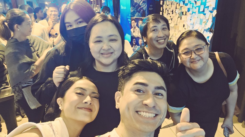 "pero sa tuwing mararamdaman ko kung gano kita kamahal, hindi ko maiwasang maramdaman ulit lahat ng sakit..."

finally saw <a href="/NavatoCJ/">Christianne Navato</a> as popoy 💙 husay mo, ceej! umiyak ako! pero ang daming kiss ah! 😅 #GalingBulilitGalingBulilit 

#PETAOneMoreChance 
#OMCtheMusical
#OMCxBenAndBen