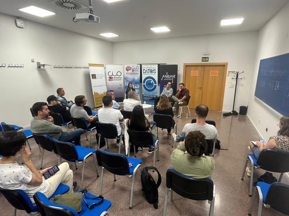 InformadoresElx's tweet image. 👩🏽‍💻Este jueves celebramos la “Mesa debate: Retos y Desafíos de la IA” en la que abordamos su impacto en el sector periodístico.

🔗Contamos con los expertos @JuanAparicioUMH, director de la Cátedra de Transformación del Modelo Económico, y @juanjo_milla de @BigDataAsoc