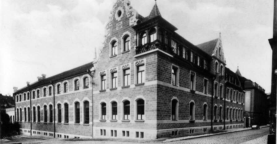 SiemensDE's tweet photo. 🎉 Zeit zu feiern: Dieses Jahr wird unser Siemens-Standort in #Würzburg 125 Jahre alt. Unsere Anfänge in Würzburg gehen auf das Jahr 1899 zurück - und auch heute sind wir ein starker und verlässlicher Partner in der Region. 🏘️ Mehr Infos 👇