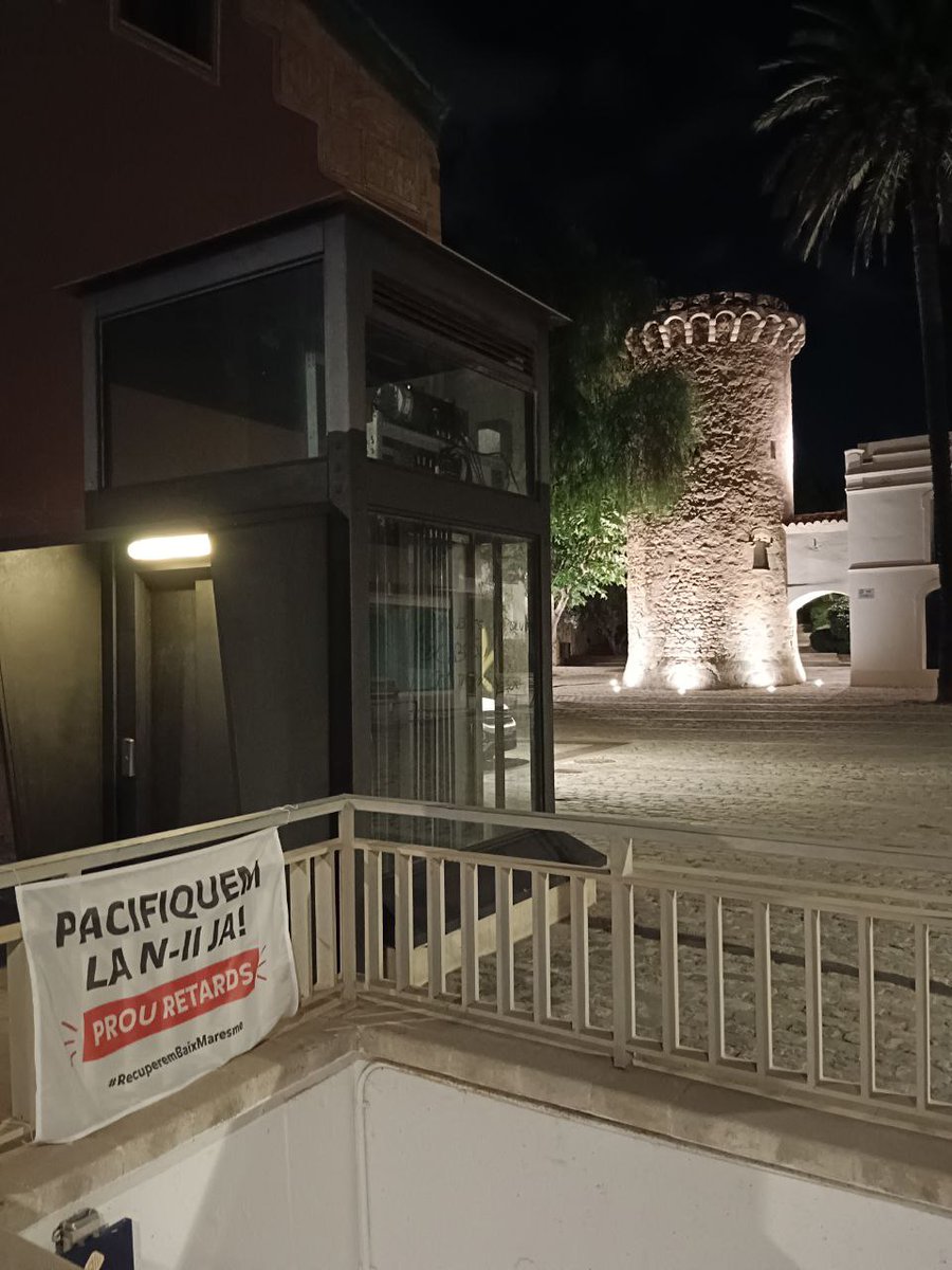 Ahir nit vam decorar una mica la NII al seu pas per #VilassardeMar.

No és normal que a la NII passin cotxes i motos a 80 o 90 km/h. La pacificació no només milloraria la qualitat de vida, sinó que suposaria un gran avanç en seguretat viària. #RecuperemBaixMaresme #SeguretatVial