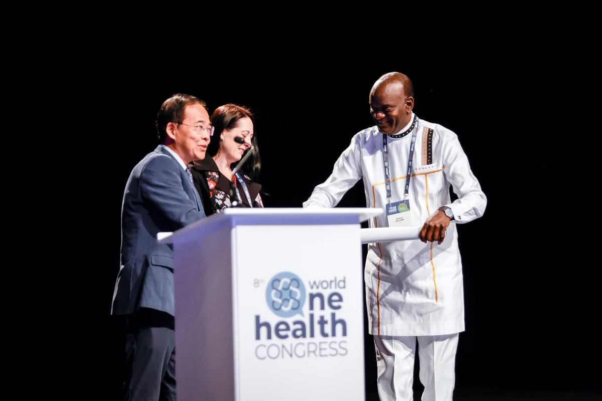 World One Health Congress (@wohcongress) on Twitter photo <a href="/VosJames/">James Vos</a> <a href="/CityofCT/">City of Cape Town</a> đŁď¸ Welcome #WOHC2024 to Cape Town where ideas come alive and innovation and opportunities meet
đCongress Chairs passing the baton from Singapore đ¸đŹ to Cape Town đżđŚ <a href="/dukenus/">Duke-NUS Medical School</a> <a href="/WitsUniversity/">Wits University</a> <a href="/AFROHUN/">AFROHUN - Africa One Health University Network</a> <a href="/VosJames/">James Vos</a> <a href="/CityofCT/">City of Cape Town</a> đŁď¸ Welcome #WOHC2024 to Cape Town where ideas come alive and innovation and opportunities meet
đCongress Chairs passing the baton from Singapore đ¸đŹ to Cape Town đżđŚ <a href="/dukenus/">Duke-NUS Medical School</a> <a href="/WitsUniversity/">Wits University</a> <a href="/AFROHUN/">AFROHUN - Africa One Health University Network</a>