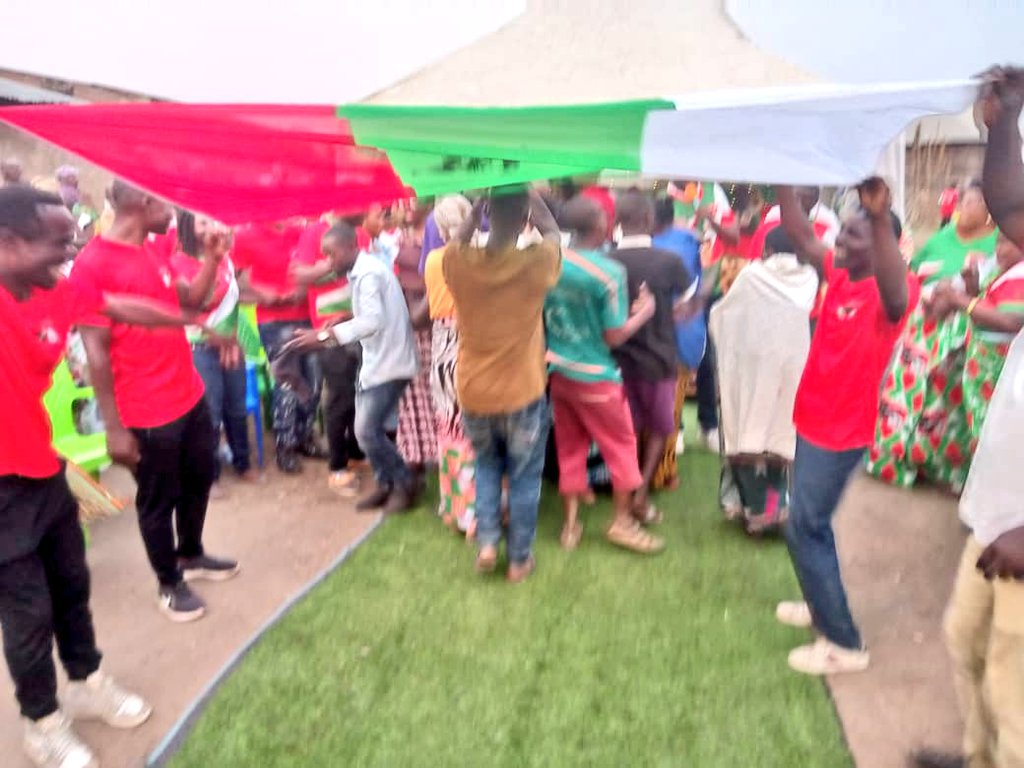 CnddFddNtahan's tweet image. 1. À #Gatumba, ce jeudi 19 septembre 2024, le comité zonal du @CnddFddNtahan/Gatumba a accueilli 32 nouveaux membres sur la colline Mushasha. Un pas important vers une mobilisation réussie pour les élections de 2025. Ensemble pour la victoire ! #Cnddfdd2025 #Solidarité