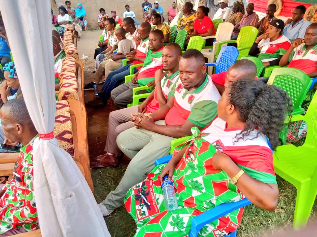 CnddFddNtahan's tweet image. 1. À #Gatumba, ce jeudi 19 septembre 2024, le comité zonal du @CnddFddNtahan/Gatumba a accueilli 32 nouveaux membres sur la colline Mushasha. Un pas important vers une mobilisation réussie pour les élections de 2025. Ensemble pour la victoire ! #Cnddfdd2025 #Solidarité