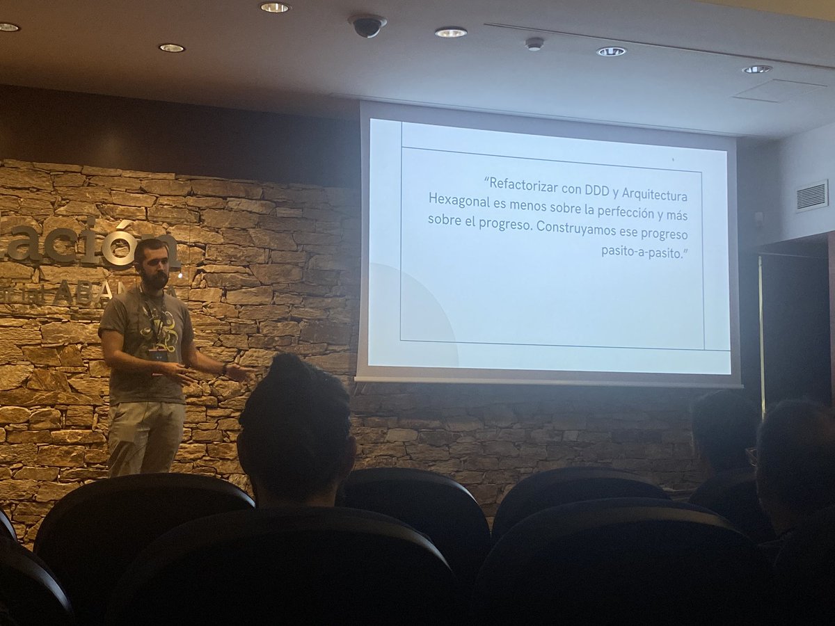 "Refactorizar con DDD y Arquitectura Hexagonal es menos sobre la perfección y más sobre el progreso. Construyamos ese progreso pasito a pasito" <a href="/emcarrio/">Emilio Carrión</a>. Incluiría que también el testing, bien porque ya tengas tests o porque los incorporas