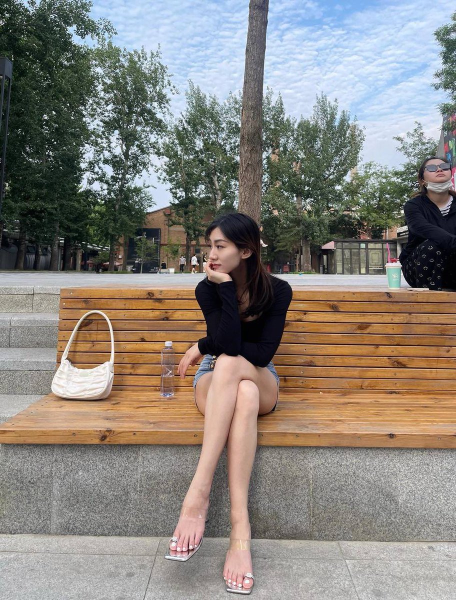 DanielleBo9606's tweet photo. 哼~谁都有小的时候呀，但是破处来讲太小也不合适呀。毕竟什么都不会是不是！
破处我很专业哦~私我约线下呀 https://t.co/EpZnwQn6u3