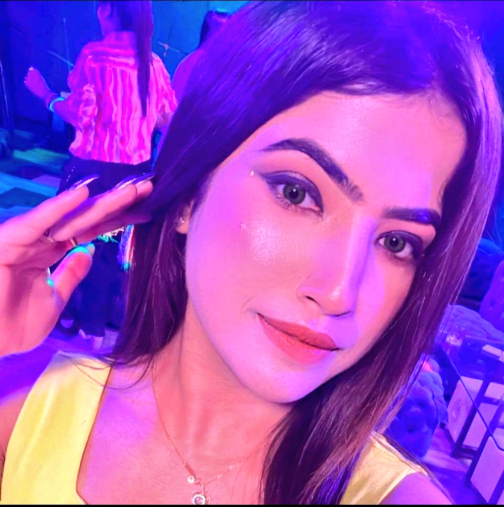 SonOfBharat7's tweet image. ऐसी पत्नी दुश्मन को भी न दे प्रभु 😡

इस 41 साल की अधबूढ़ी औरत के
कुकर्मो की सज़ा इसका पति भुगत रहा है

पति को पहले इसकी वजह से घर में घुसकर मारपीट के मामले में जेल हुईं, और जमानत मिली तो मेडिकल के आधार पर वो 307 जैसे जघन्य अपराध के मुकदमे में फंस गया...

और ये घोड़ी फरार है....…