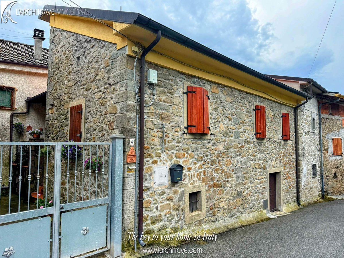 italianhouses's tweet photo. https://t.co/FP9dLxJ1yo
Two properties, one in good condition and the other to restore, in a quiet position, in a pretty stone #Tuscan hamlet a stone’s throw from the town of #Comano. €160,000.
#italy #property #tuscany #toscana #massa #carrara #luxury #luxuryhomes https://t.co/TpG3or60A4