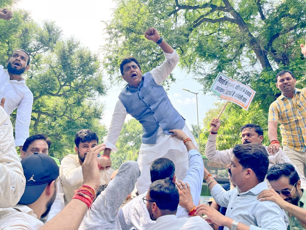 RAMKHILARIYADAV's tweet image. विदेश की धरती पर, देश को बदनाम करने देश के प्रधानमंत्री को अपशब्द बोलने एवं OBC, SC, एवं ST आरक्षण को खत्म करने की मंशा रखने वाले राहुल गांधी के खिलाफ प्रचण्ड प्रदर्शन। @Vinod @TawdeVinod @Virend_Sachdeva @drlaxmanbjp @RamvirBidhuri @kjsehrawat @pawankhatri1976 @SunilYadavBJP