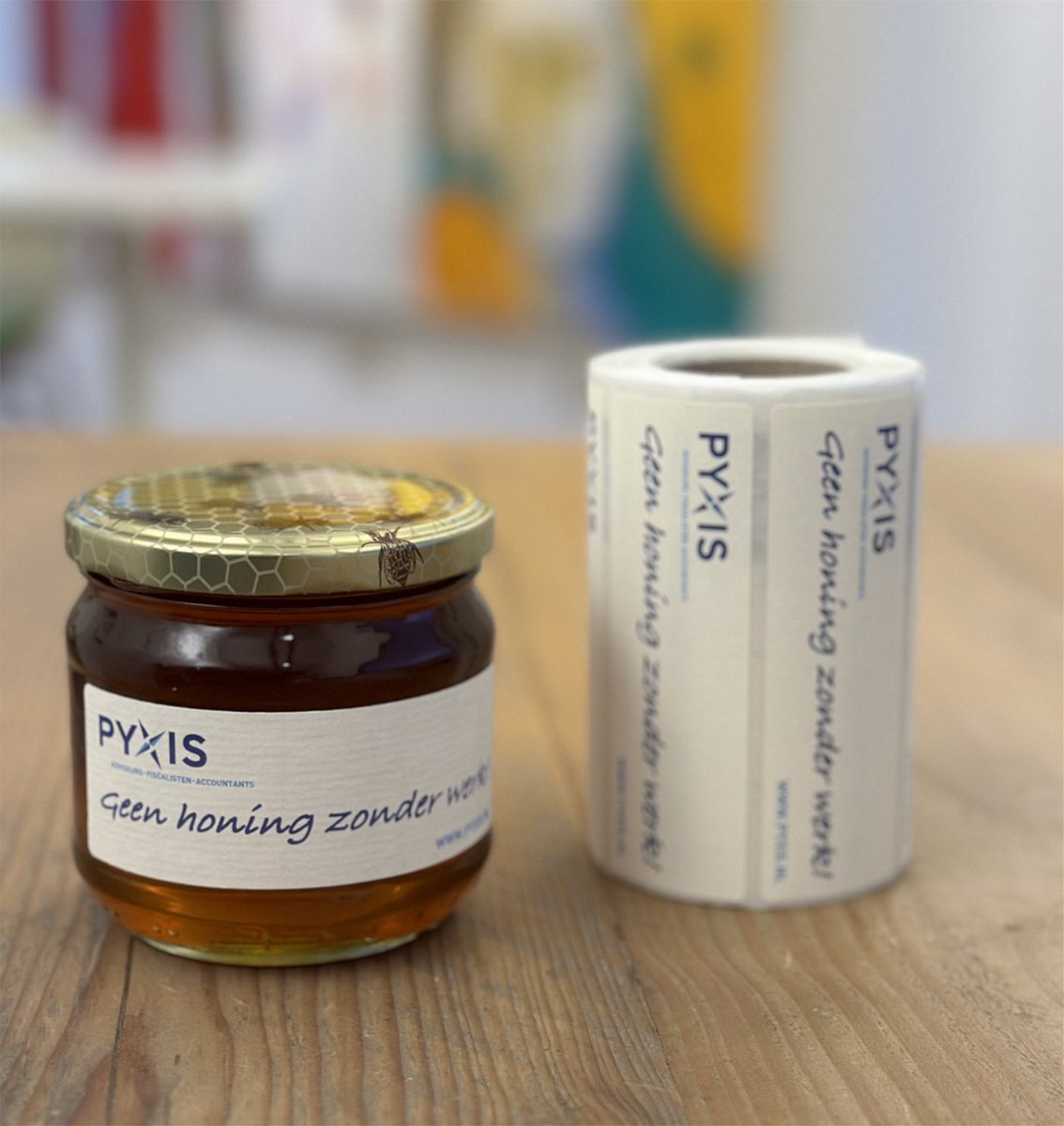 Een goede ondernemer weet niet alleen waar Abraham de mosterd haalt maar weet juist ook waar honing de beloning is...    Stickers voor een leuk relatiegeschenk van @PYXIS in Naarden.