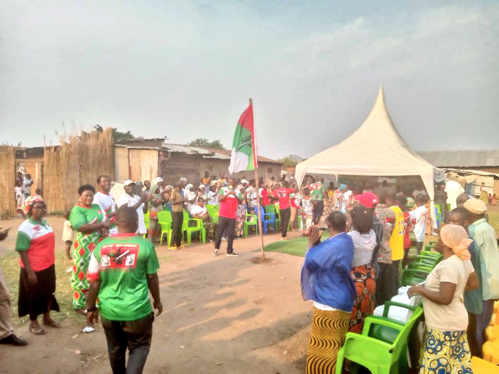 CnddFddNtahan's tweet image. 1. À #Gatumba, ce jeudi 19 septembre 2024, le comité zonal du @CnddFddNtahan/Gatumba a accueilli 32 nouveaux membres sur la colline Mushasha. Un pas important vers une mobilisation réussie pour les élections de 2025. Ensemble pour la victoire ! #Cnddfdd2025 #Solidarité