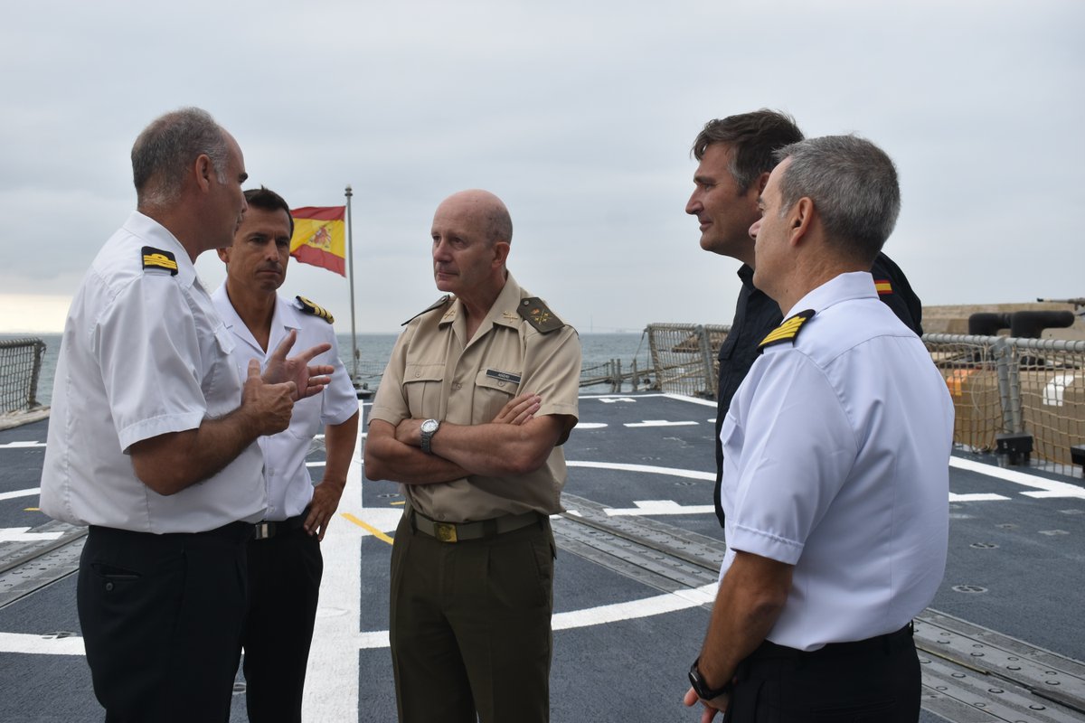 Armada_esp's tweet photo. El Teniente General José Antonio Agüero Martínez #CMOPS, visita la fragata #SantaMaría” previo a su próximo despliegue en #OperaciónAtalanta en aguas africanas, para comprobar el proceso de alistamiento del buque y sus sistemas.
#SomosLaArmada🇪🇸⚓
#DefendemosEspañaEnYDesdeLaMar https://t.co/ji89GcU70P