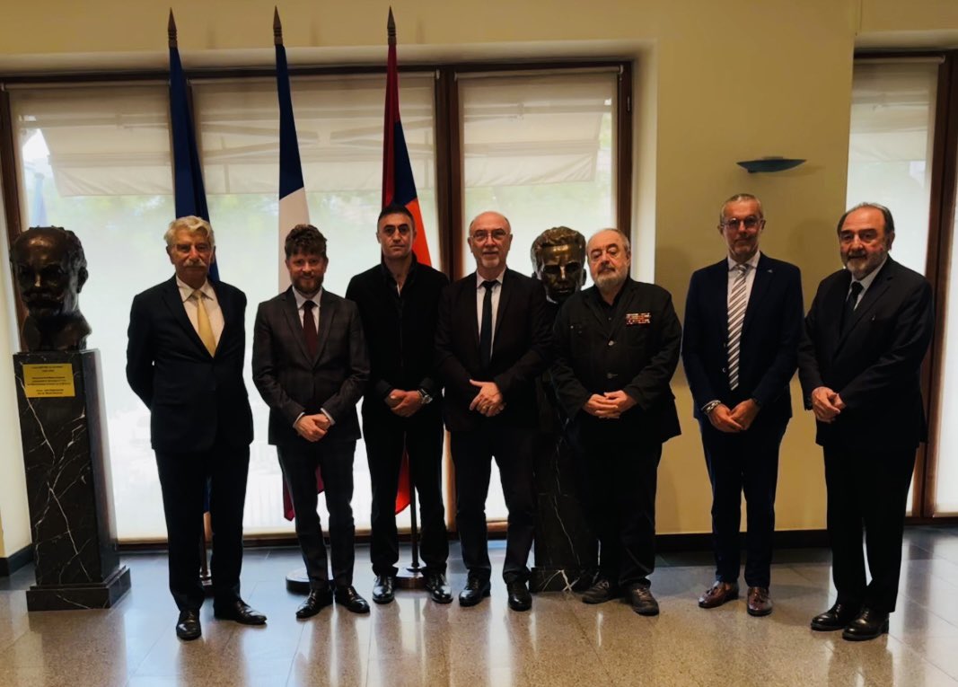 Mouvement Missak Manouchian (@mmmanouchian) on Twitter photo Une délégation du Mouvement Missak Manouchian a eu l’honneur de rencontrer ce matin à Erevan, Son Excellence l’ambassadeur de France en Arménie, <a href="/O_Decottignies/">Olivier Decottignies</a>
L’occasion de lui présenter notre mouvement, nos objectifs et nos projets.
Rencontre riche et fructueuse. Une délégation du Mouvement Missak Manouchian a eu l’honneur de rencontrer ce matin à Erevan, Son Excellence l’ambassadeur de France en Arménie, <a href="/O_Decottignies/">Olivier Decottignies</a>
L’occasion de lui présenter notre mouvement, nos objectifs et nos projets.
Rencontre riche et fructueuse.
