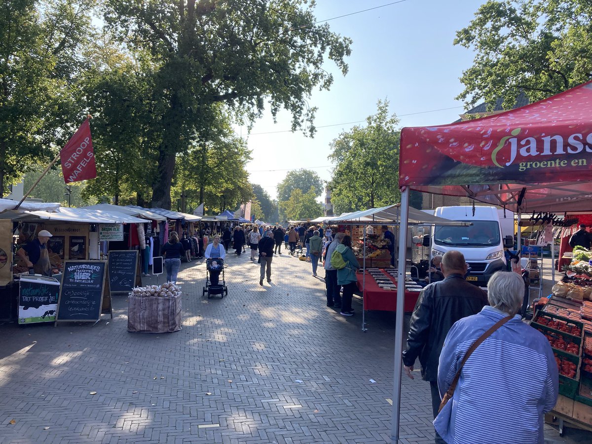 Gezellig druk op de Markt in Emmen👍 heerlijk zonnetje☀️ kom ook langs!