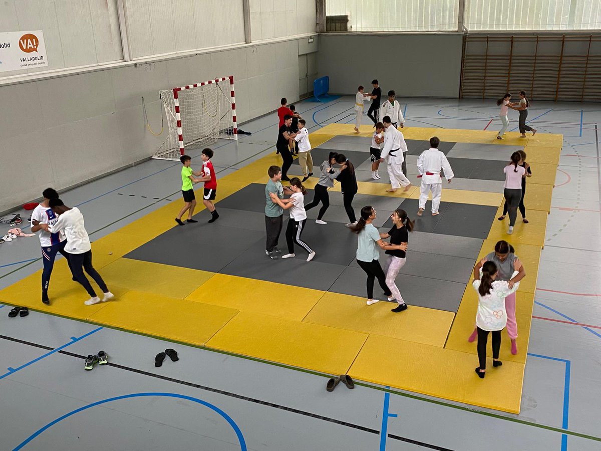 Introducción al judo y los deportes de lucha 🤼‍♂️ con 1 ESO en EF 20/9/24 a cargo del maestro Enrique Ortega, séptimo dan 💪🏼