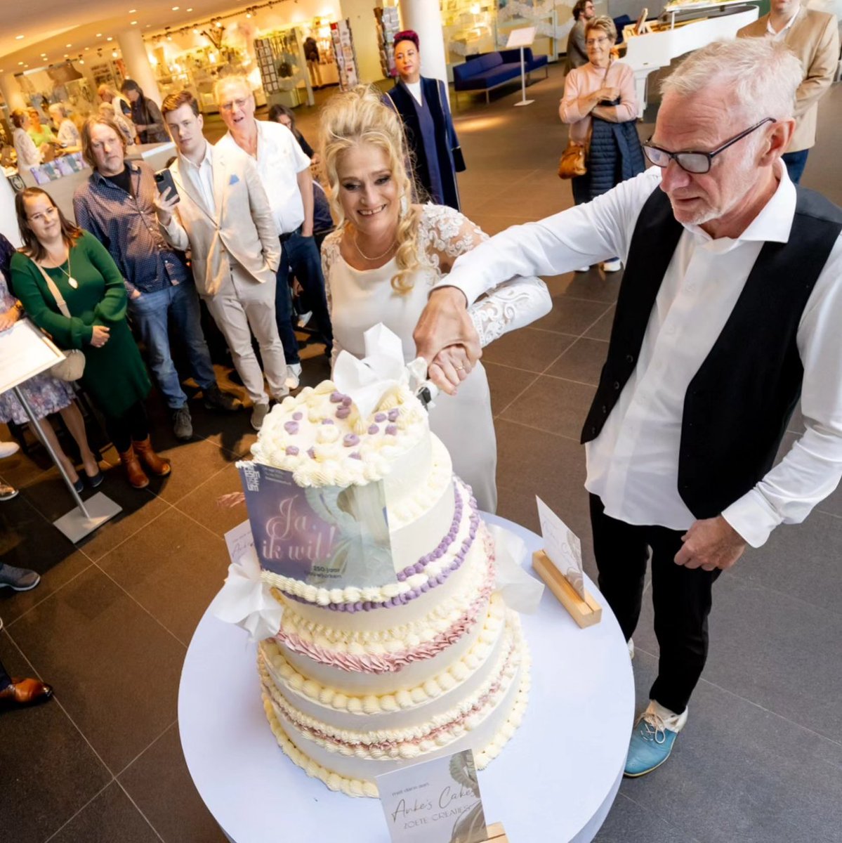 Alweer een week geleden openden we Ja, ik wil! En wat is een trouwjurkententoonstelling zonder bruiloft?! Op 14 september 2024 stapten Joke en Roelof bij ons in het huwelijksbootje. Van harte 🩷
Ook trouwen in het museum? Ga naar friesmuseum.nl/trouwen