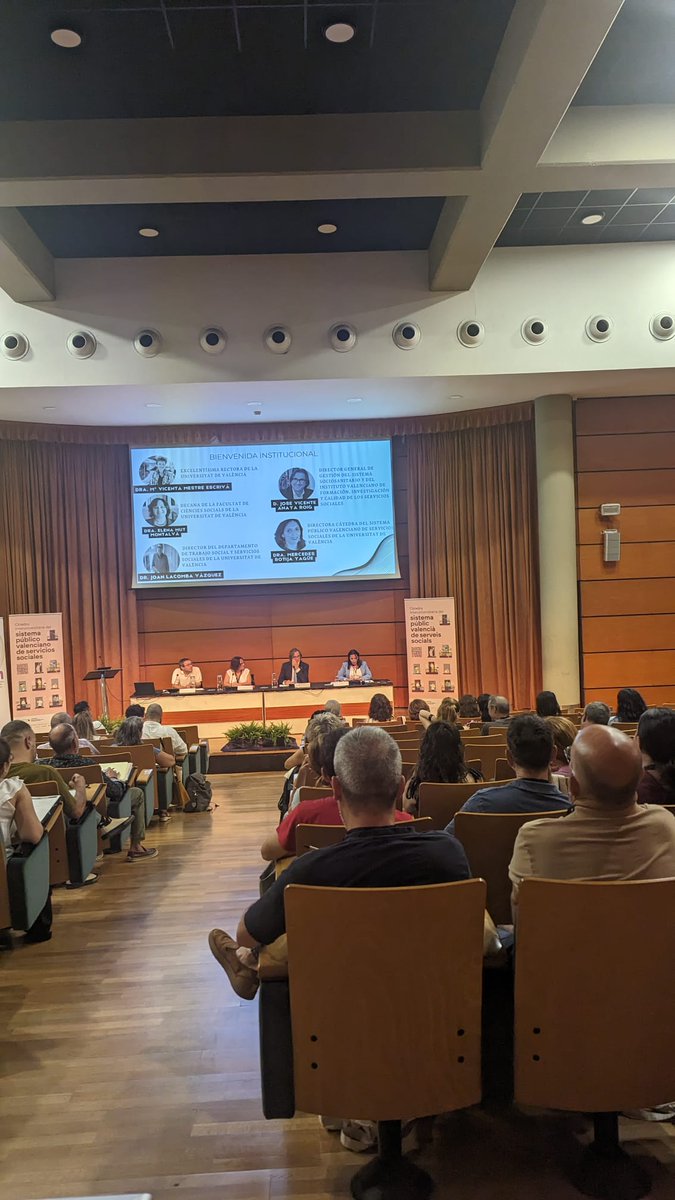 CatSpvssUv's tweet photo. 📅Día 2 Inauguración oficial
Después de la apertura del congreso por parte de las autoridades, la Dra.@YolandadlFuente nos deleitó con su conferencia inaugural "Cuando lo esencial es invisible a los ojos". Reflexiones poderosas sobre cómo humanizar el urbanismo. https://t.co/okOL1mG0g0
