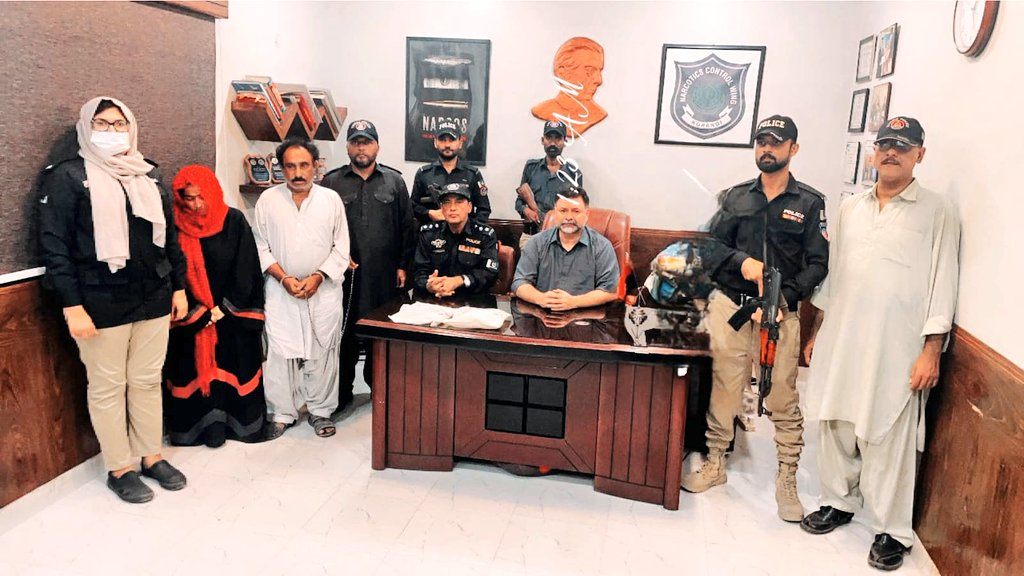 FarhanAlikaleri's tweet image. ایکسائز اینڈنارکوٹکس کنٹرول ڈسٹرکٹ کورنگی کی کامیاب کاروائی, دو منشیات فروش گرفتار,
ملزمان کےقبضے سے 1000 گرام آئس اور 1250 گرام چرس برآمد,
 گرفتار ملزمان کی شناخت کلثوم زوجہ محمد قاسم اور خالد علی ولد نوشیران کےناموں سے ہوئی,
@sharjeelinam
#NarcoticsCrackdown