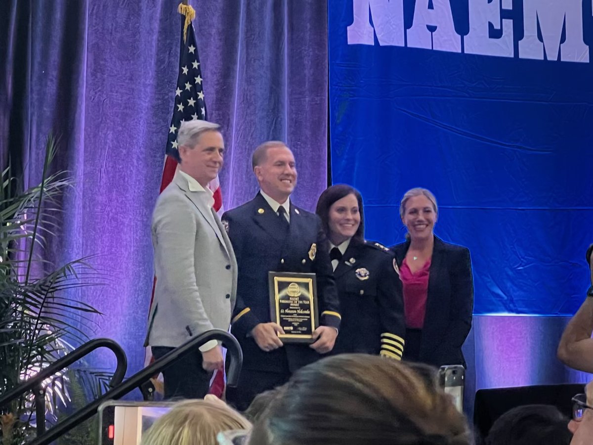 Velico proudly sponsored the NAEMT Paramedic of the year and congratulates Lt. Houston Holcombe from North Lauderdale Florida on winning. 

Pictured here is Ciaran Flanagan, Velico’s CMO, presenting Lt. Holcombe with his award at the NAEMT Conference in Las Vegas.
