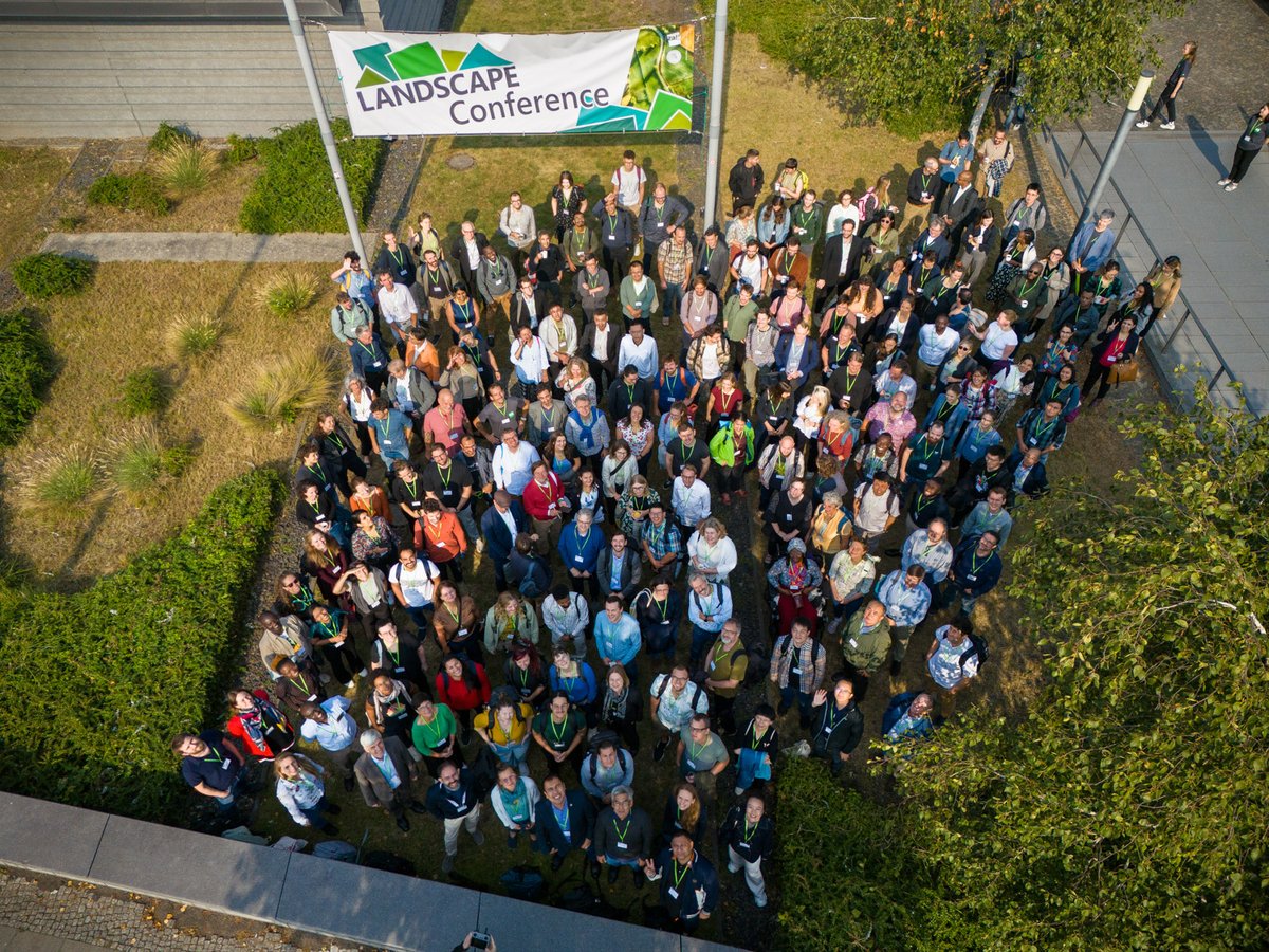 zalf_leibniz's tweet image. The #transformation of agricultural systems needs visions, innovations and and can only be achieved together. From 17 to 19 September, international researchers presented their work on sustainable #agriculture and land use at #Landscape2024. 🌾👩‍🌾 zalf.de/en/aktuelles/P…