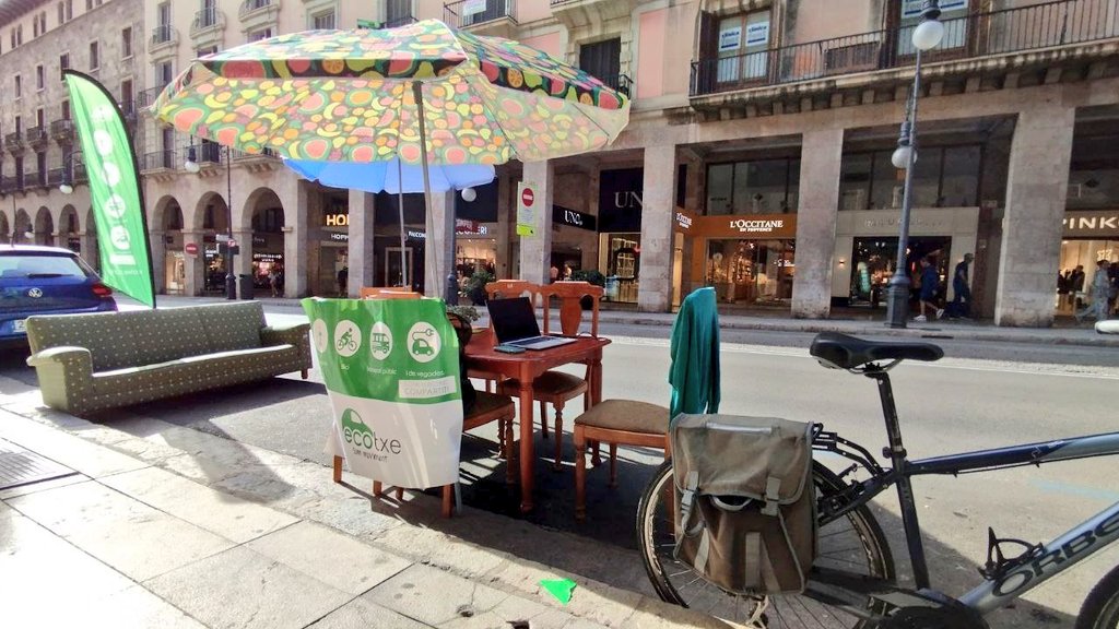 Ecotxe (@ecotxe_sm) on Twitter photo 🅿️ Ja tenim el #coworking preparat en ple centre de Palma per celebrar el #PARKingDay!
Vine a treballar a l'espai públic. A preu d'ORA, te sortirà molt més barat! 💸
Som a l'avinguda Jaume III de #Palma amb mobles cedits per la Fundació <a href="/Deixalles/">Fundació Deixalles</a>. 🅿️ Ja tenim el #coworking preparat en ple centre de Palma per celebrar el #PARKingDay!
Vine a treballar a l'espai públic. A preu d'ORA, te sortirà molt més barat! 💸
Som a l'avinguda Jaume III de #Palma amb mobles cedits per la Fundació <a href="/Deixalles/">Fundació Deixalles</a>.