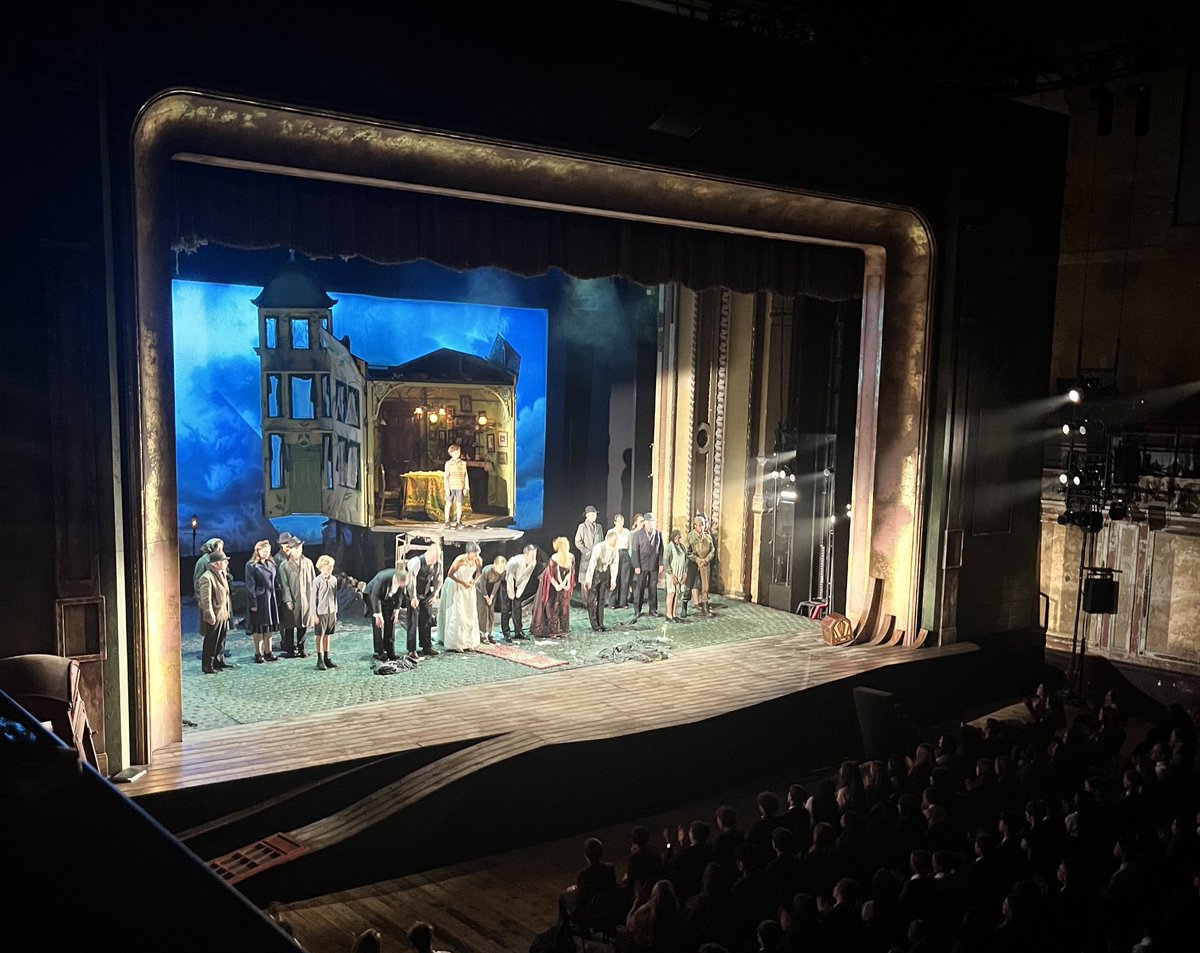 StevenageEsc's tweet image. Yesterday, our GCSE English Literature students went to Alexandra Palace to see ‘An Inspector Calls’ - the students loved the performance @aninspector 🙌🏼 🎭