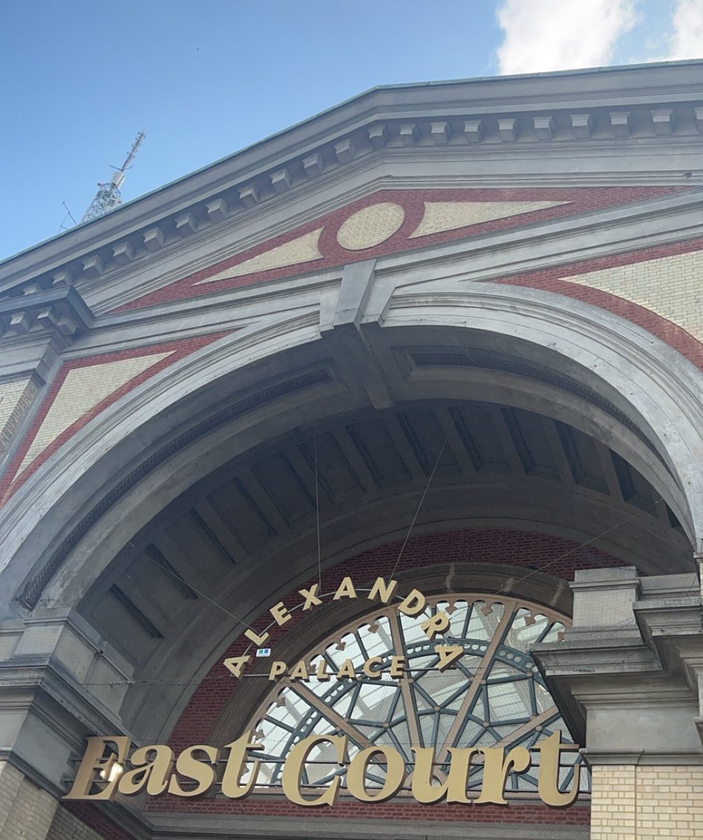 StevenageEsc's tweet image. Yesterday, our GCSE English Literature students went to Alexandra Palace to see ‘An Inspector Calls’ - the students loved the performance @aninspector 🙌🏼 🎭