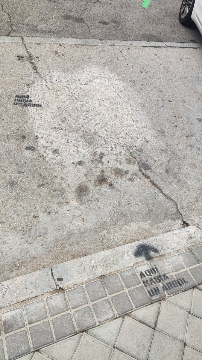 cprodriguezcp's tweet photo. Escuelas 4.ñ, Usera. Ahora hay una plaza de aparcamiento, pero antes había un árbol. @Lineamadrid https://t.co/Kq2dZ8KHOC