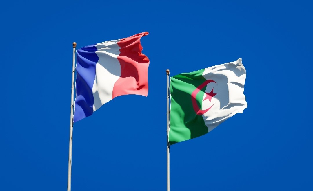 On donne 800 millions d'euros d'aides au développement à l'Algérie..
Et ils refusent de reprendre leur clandestin..
On coupe quand les aides et les visas?!
#BFMTV #Cnews #GGRMC #MorandiniLive