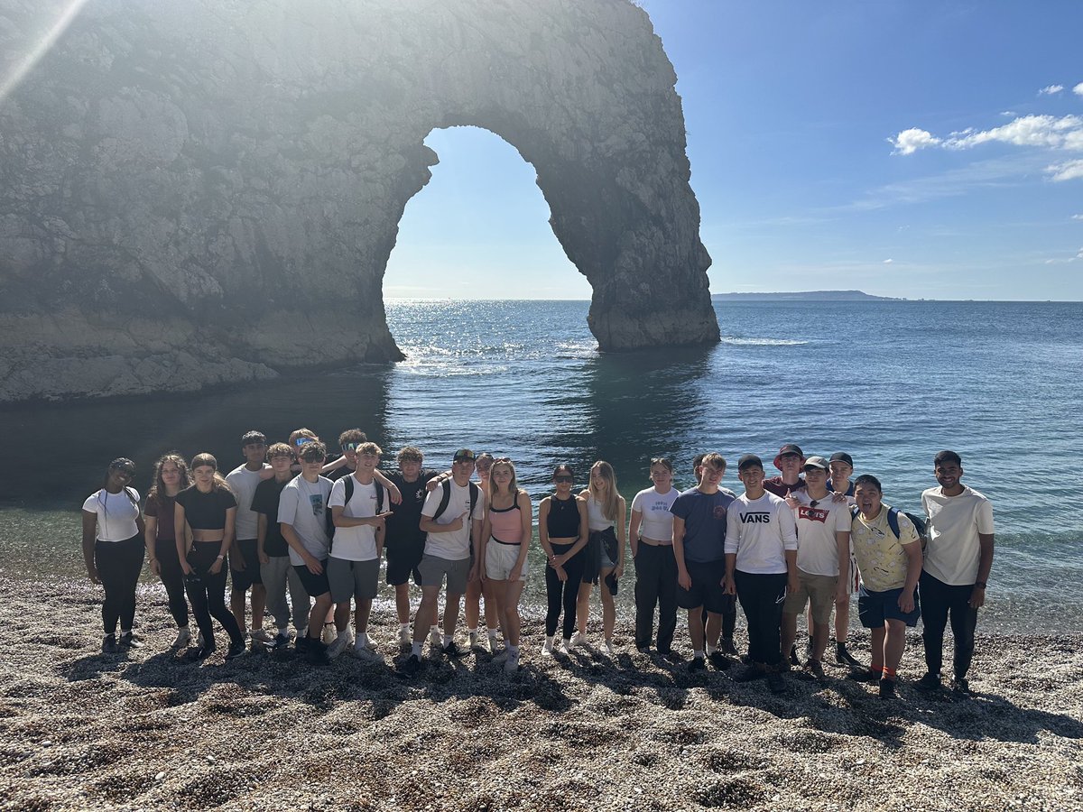 ArthurTerrySch's tweet photo. Year 13's exploring Lulworth Cover, Stair hole and Durdle Door 📋🧗‍♂️🐚

@the_atlp #ArthurTerrySchool #Dorset #Geography https://t.co/p24mYva5xy