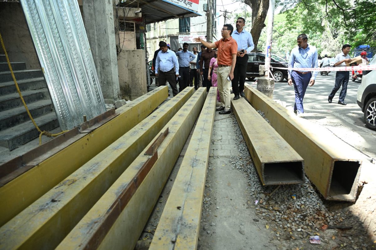 ದಕ್ಷಿಣ ವಲಯದ ಜಯನಗರ ಹಾಗೂ ಬಿಡಿಎ ಕಾಂಪ್ಲೆಕ್ಸ್ ಬಳಿ ಪಾದಚಾರಿ ಮಾರ್ಗ ಒತ್ತುವರಿಯನ್ನು ಪರಿಶೀಲಿಸಿ, ಎಲ್ಲಾ ಕಡೆ ಒತ್ತುವರಿಯಾಗಿರುವುದನ್ನು ತೆರವುಗೊಳಿಸಲು ಸೂಚಿಸಲಾಯಿತು‌.

ಈ ವೇಳೆ ವಲಯ ಆಯುಕ್ತರಾದ ವಿನೋತ್ ಪ್ರಿಯಾ, ಜಂಟಿ ಆಯುಕ್ತರಾದ ಶಿವಕುಮಾರ್, ಮುಖ್ಯ ಅಭಿಯಂತರರಾದ ರಾಜೇಶ್, ಸೇರಿದಂತೆ ಇನ್ನಿತರೆ ಅಧಿಕಾರಿಗಳು ಉಪಸ್ಥಿತದ್ದರು.
#BBMP