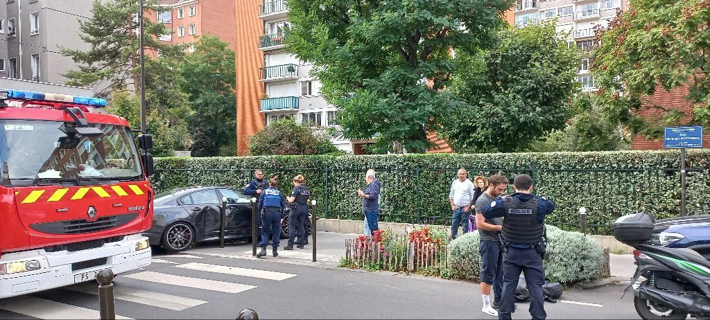 Un drame évité de peu à Boulogne sur le chemin de la crèche que l’on prend tous les jours à côté d’une école primaire.
Un conducteur âgé perdant le contrôle.
Un scooter blessé. Un conducteur qui a appuyé sur l’accélérateur comme un fou en sortant d’un parking. Insupportable.