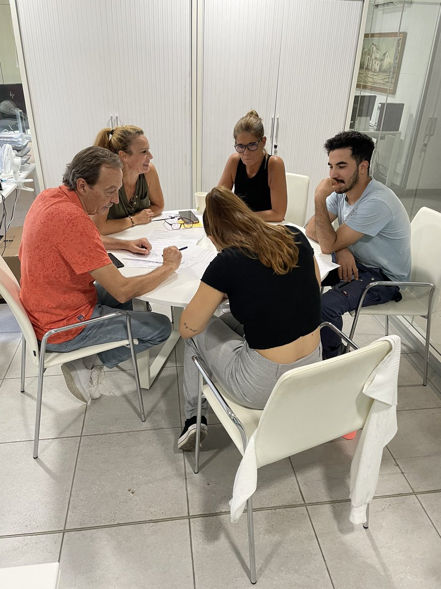 🔄 Ahir a <a href="/ArpeBarcelona/">Manufacturas Arpe SL</a> sessió inspiradora sobre Model de Negoci de valor compartit💡amb l’ajuda d’ <a href="/ineditinnova/">inèdit</a> 🍐 Hem treballat amb el nostre equip per traçar estratègies que ens permetran seguir liderant el sector tèxtil sostenible 🐓🌍