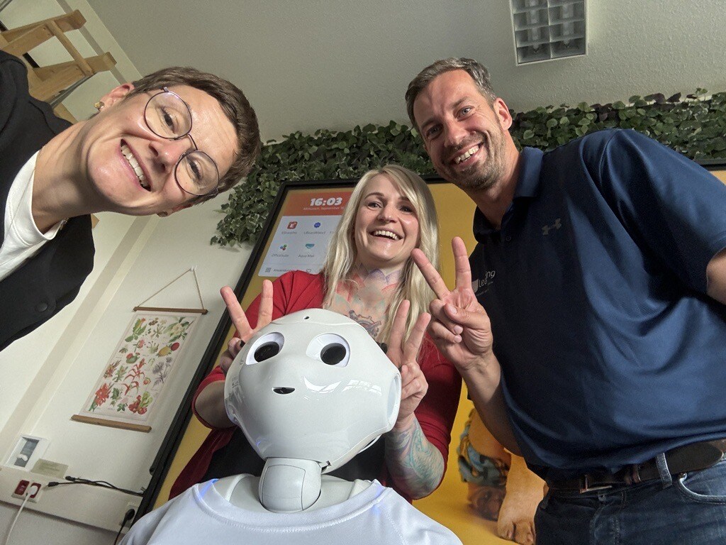 🤖 itslearning x Digitales Innovationszentrum Rostock 🤖
Roboter Pepper war Crewmitglied auf der AIDA und unterstützt jetzt Christine Bach bei Fortbildungen für Lehrkräfte, um digitale Tools sicher im Klassenzimmer einsetzen zu können. 
DIZ? Mehr unter:
eu1.hubs.ly/H0cv-rt0