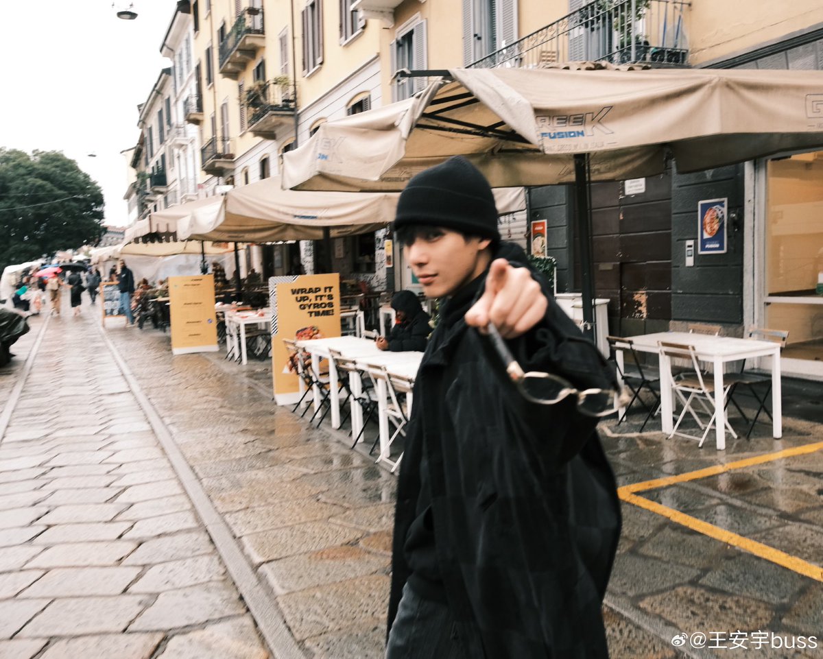 Hanabi21102002's tweet photo. Wang Anyu for Versace SS25 MFW 
#WangAnyuxVersace 
#VersaceSS25
#MFW @Versace
Can’t wait to see u 🫠🫠 https://t.co/BUzxevBr1d