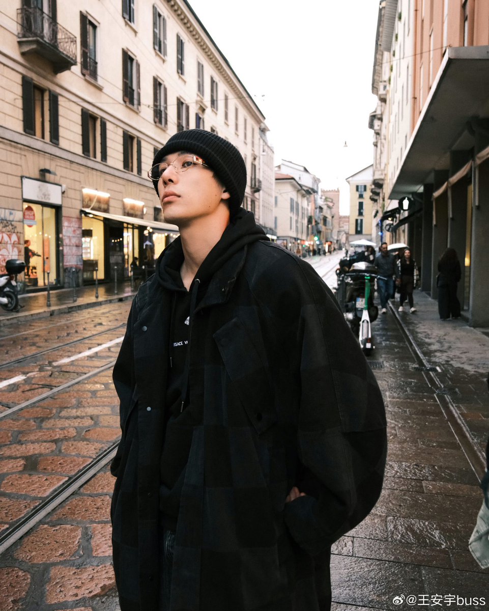 Hanabi21102002's tweet photo. Wang Anyu for Versace SS25 MFW 
#WangAnyuxVersace 
#VersaceSS25
#MFW @Versace
Can’t wait to see u 🫠🫠 https://t.co/BUzxevBr1d