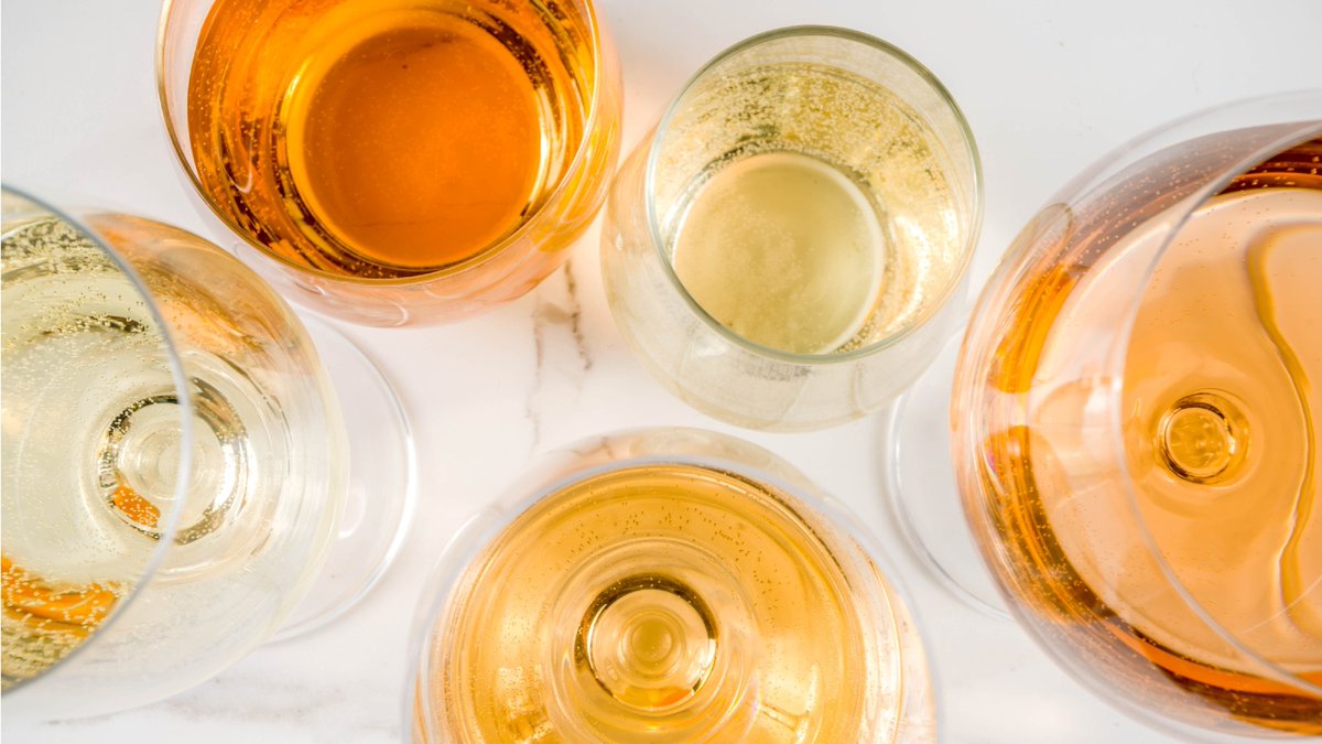 comerbeber's tweet photo. ¡Descubre el vino naranja! 🍊🍷 Un vino único y antiguo, elaborado con uvas blancas fermentadas con sus pieles.

Aprende más sobre tipos de vino en https://t.co/9DVll0iV2b

#VinoNaranja #WineLovers #CulturaVinícola  #ViernesDeVinos #CopaResponsable https://t.co/SEJgRVqVp1