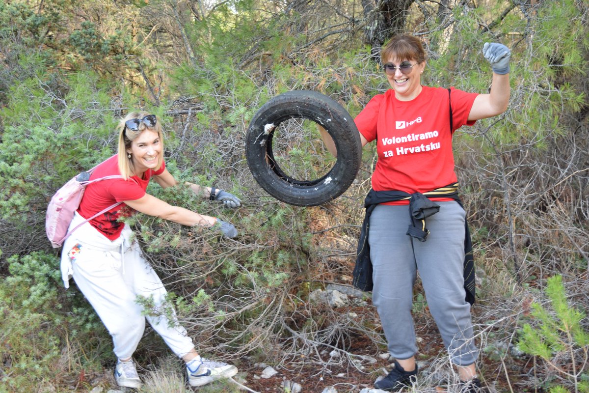 NPKrka's tweet photo. NP „Krka“ 🌿 i ove godine sudjeluje u svjetskom eko-projektu Zelena čistka 🌍. 
Volonteri HPB-a i zaposlenici Parka prikupili su četiri kamiona 🚛 kućanskog otpada 🗑️ u blizini glavnog ulaza. 
Hvala svima na nesebičnom doprinosu! 🙏💚 #ZelenaČistka #NPKrka https://t.co/RQmOGdayNl