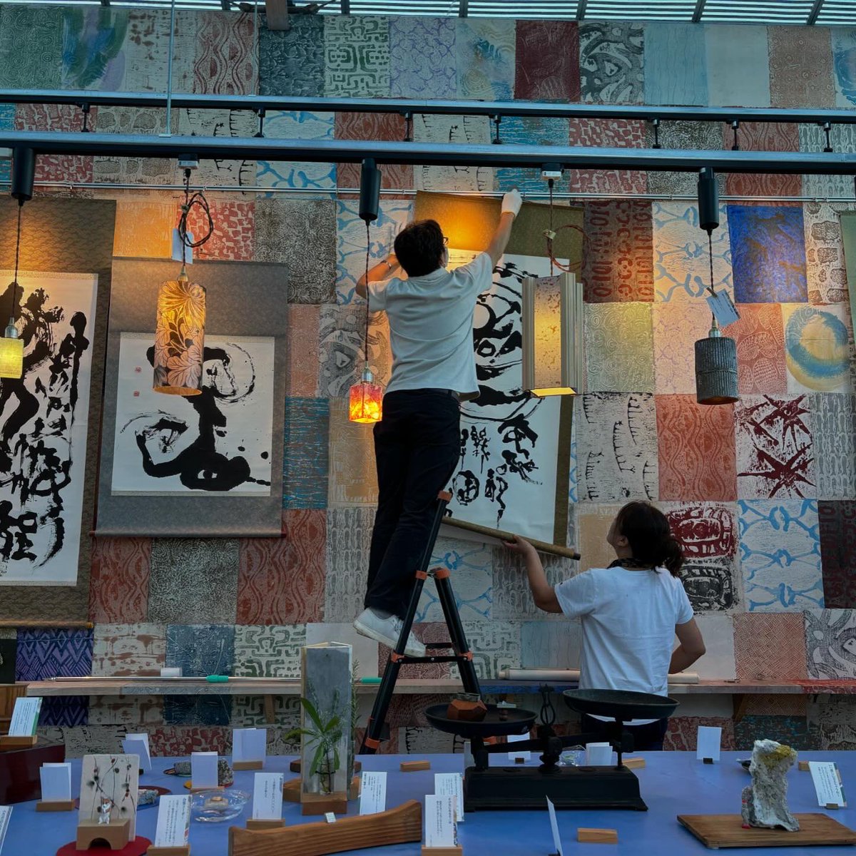 sanoag's tweet photo. タスカケの展示「字」の準備終わりました。明日からスタートです。もう少ししたら暑さもおさまるとのことなので、山の上のギャラリーまで遊びに来てください。
#古代文字アート書道 
#タスカケ 
#千葉県南房総市 https://t.co/QNOUujGE1I
