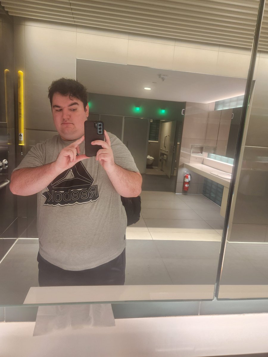 Nive_the_Nerd's tweet photo. For those hunting for me at #DLCLV this is my fit for the day https://t.co/aOx57ifGZn