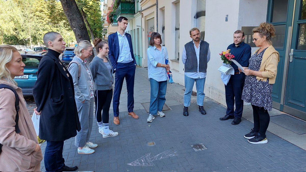 ErbsloehPari's tweet photo. Stolperstein-Spaziergang des Bezirksamts #Neukölln mit BzBm @martinhikel durch den Flughafen-Kiez. Es werden Biografien vorgelesen, Steine poliert und Blumen gelegt. Gedenken.#berlinbessermachen #GemeinsameSache #Ehrenamt @ParitaetBerlin @freiwilligentage https://t.co/qz9I1xPzpr