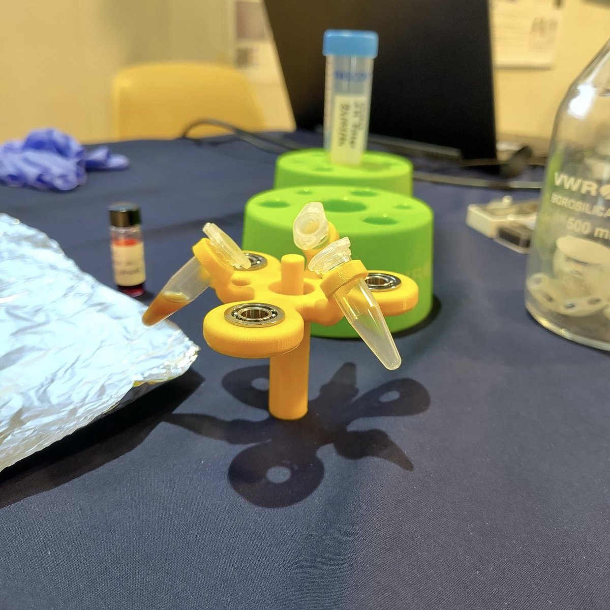 MicroRobotLab's tweet image. Picture this: you are on vacation, but you can’t stop thinking about #liposomes..
We’ve got the perfect solution💡
Now, with our Spin-o-Some you can prepare liposomes anywhere, anytime🙀
Spin-o-Some: Spin it and you’ll get liposomes🌀
#spinosome #fidgetspinner #fun #science