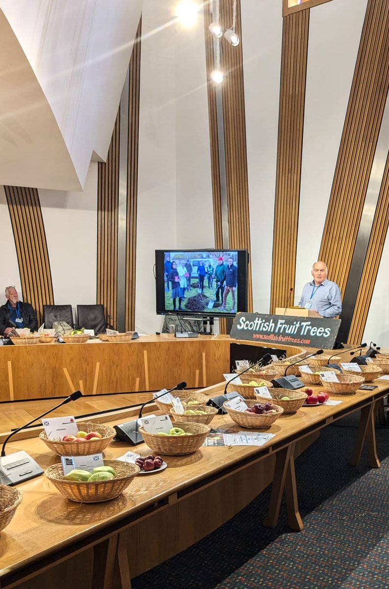 Up at the Scottish Parliament for Apple Day! 🍎
Great to chat to our MSP <a href="/SarahBoyack/">Sarah Boyack MSP</a> about our recent work installing 3 community co-designed memorial benches and fruiting trees at Rosewell, Easthouses and Angle Park in Midlothian 🪑🌳
#Midlothian #community #parks