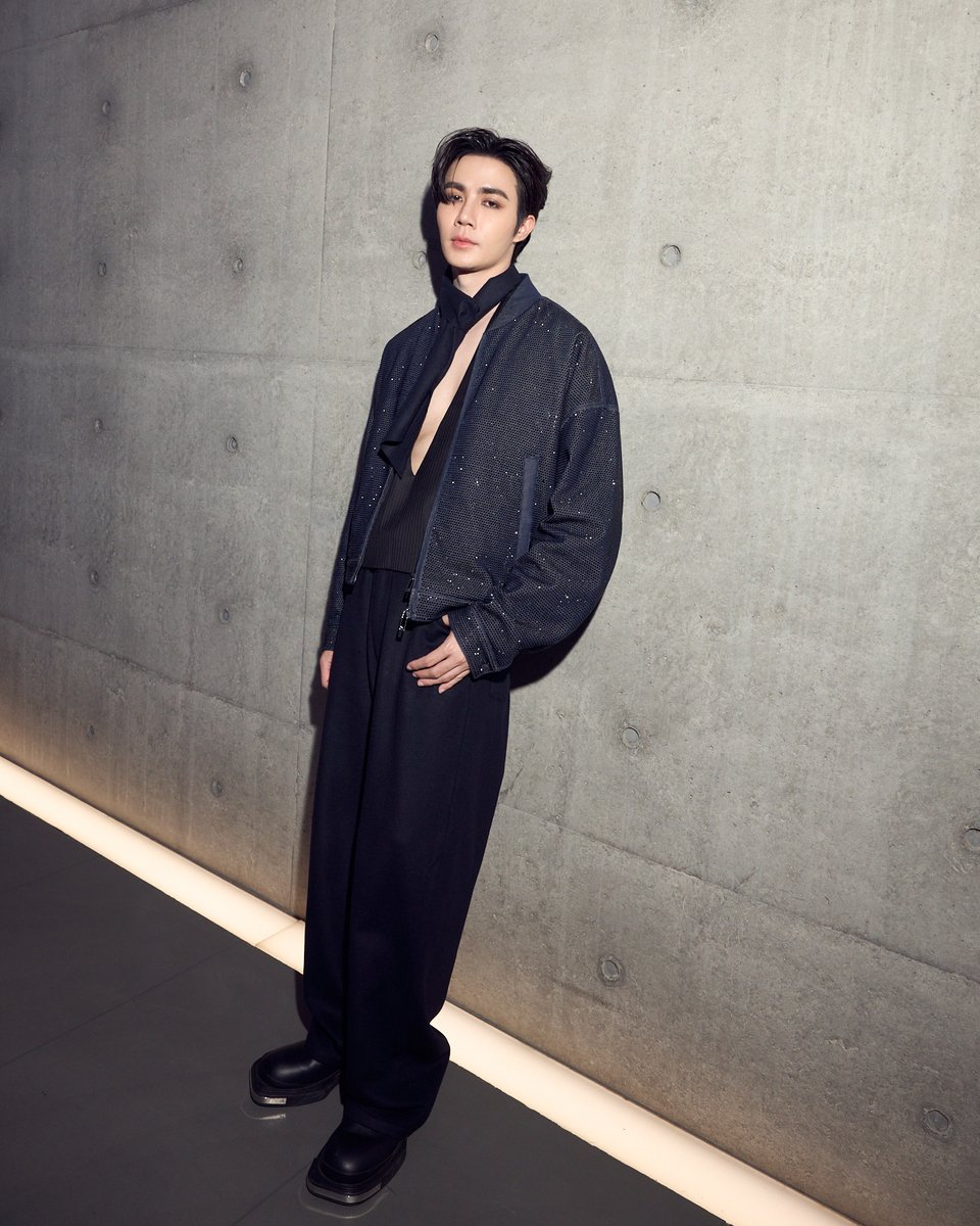 mintmag_th's tweet photo. ส่งเสน่ห์ความหล่อ! ชมฟร้อนท์โรว์ลุคชัดๆ ของหนุ่ม #ซีพฤกษ์ ขณะเดินทางมาร่วมชมแฟชั่นโชว์ Emporio Armani SPRING/SUMMER 2025 WOMENSWEAR ที่จัดขึ้นเมื่อคืนที่ผ่านมา โดยหนุ่ม ‘ซี’ ยังมาในลุคหล่อจากคอลเล็กชั่น Fall/Winter 2024 💚

➡ชมลุคหล่อเพิ่ม https://t.co/JRrgyamCGE

#ArmaniSS25xZeePruk 
#ZeePruk 
#EmporioArmaniTH 
#EmporioArmani 
#MintNews