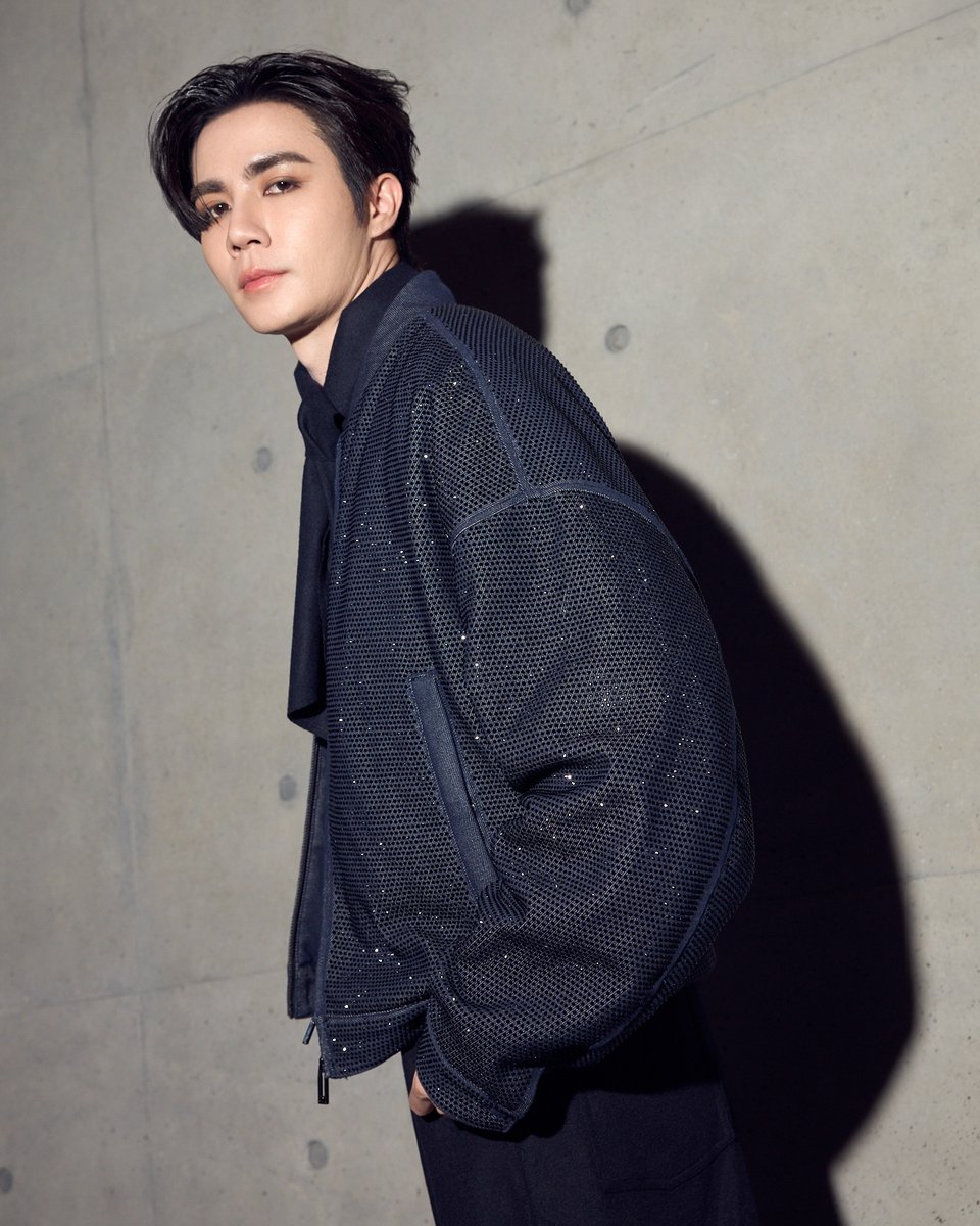 mintmag_th's tweet photo. ส่งเสน่ห์ความหล่อ! ชมฟร้อนท์โรว์ลุคชัดๆ ของหนุ่ม #ซีพฤกษ์ ขณะเดินทางมาร่วมชมแฟชั่นโชว์ Emporio Armani SPRING/SUMMER 2025 WOMENSWEAR ที่จัดขึ้นเมื่อคืนที่ผ่านมา โดยหนุ่ม ‘ซี’ ยังมาในลุคหล่อจากคอลเล็กชั่น Fall/Winter 2024 💚

➡ชมลุคหล่อเพิ่ม https://t.co/JRrgyamCGE

#ArmaniSS25xZeePruk 
#ZeePruk 
#EmporioArmaniTH 
#EmporioArmani 
#MintNews