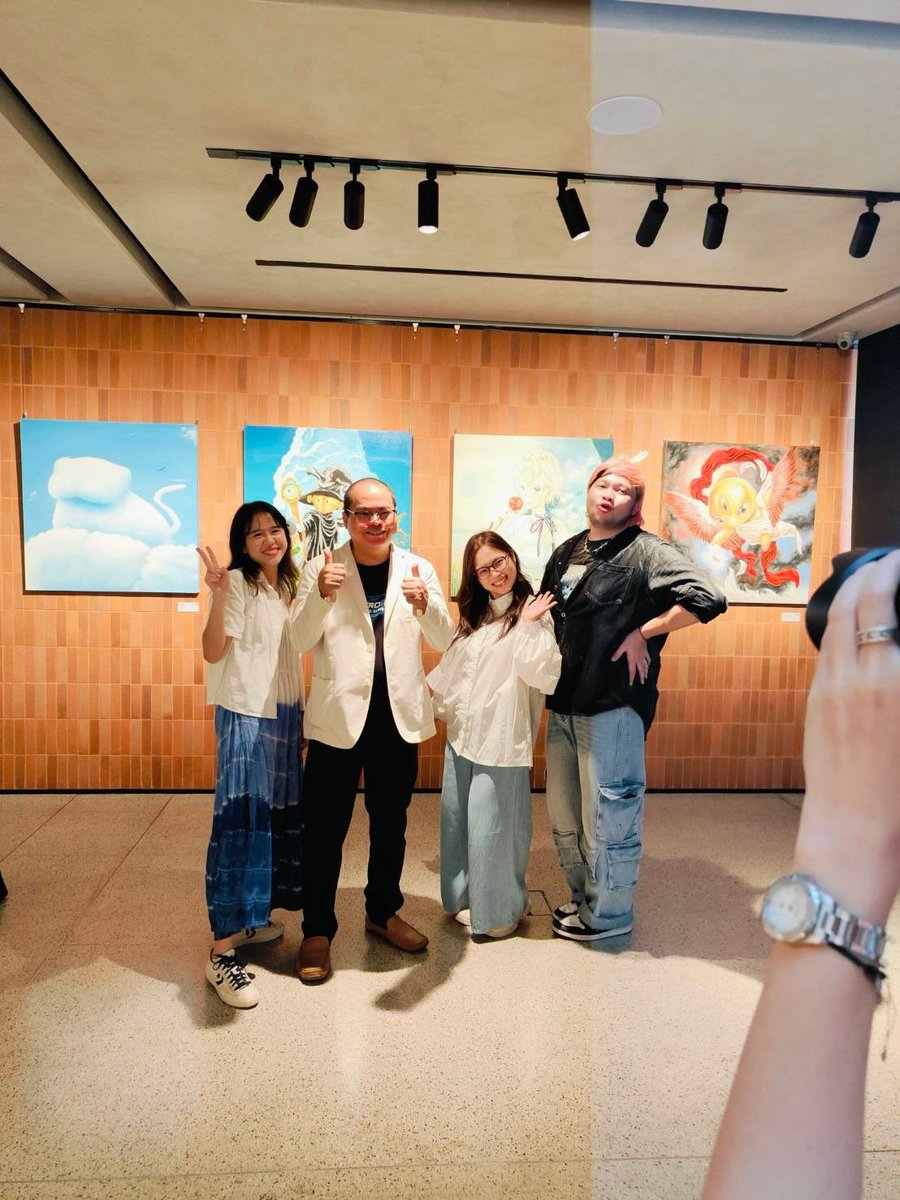 สวัสดีฮะ นักวาดก้อนเมฆแมวเอง เพิ่งมีงานโซโล่ คอลแลปกับคาเฟ่จบไป ตอนนี้มีงานกรุ้ปอยู่และกำลังจะมีคอลแลปกับคาเฟ่อีกแล้ว 😂

ฝากติดตามด้วยค่า