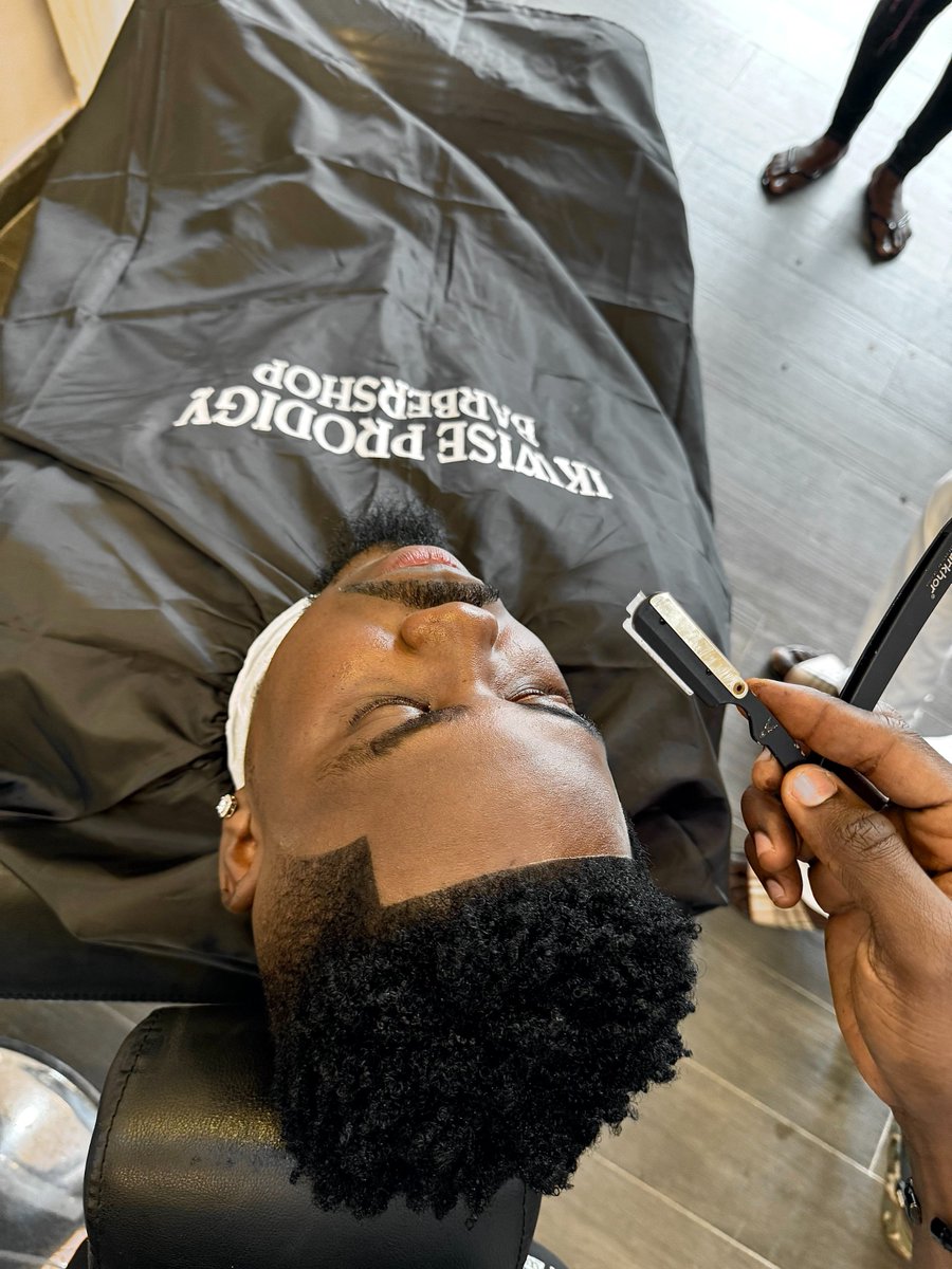 Ikwiseprodigy's tweet image. Kick off the weekend with a fresh, smooth fade that speaks confidence. 🔥

It’s Friday, and there’s no better way to step into the weekend than with a sharp look from the best hands in town. 💪✂️

#FridayFade #FreshCutFriday #SharpAndSmooth #barbingsalonsinsurulere…