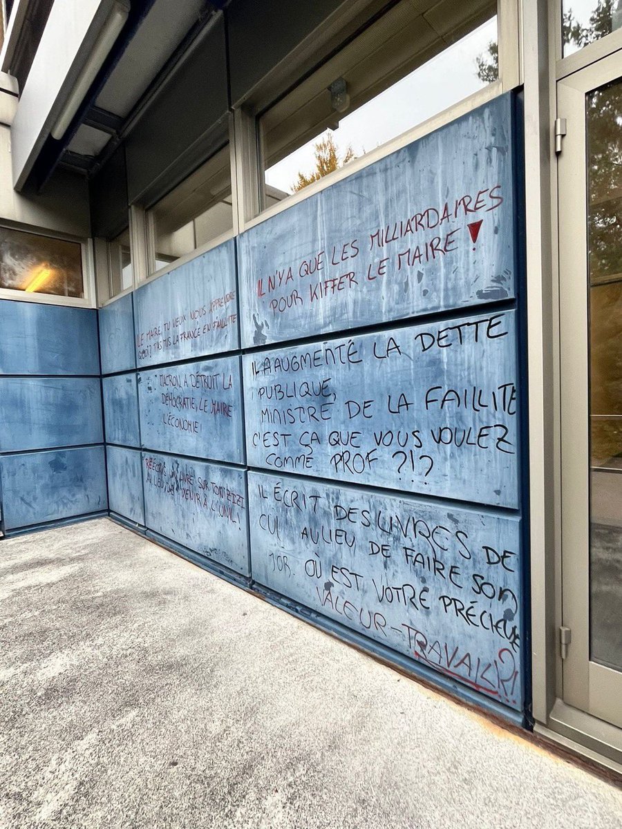 f_philippot's tweet image. Énorme ! Les Suisses ne veulent pas de Bruno #LeMaire professeur en fac et le font savoir !

Plein de messages ont été tagués sur les murs de l’Université de Lausanne, où l’ancien ministre de l’Économie doit donner des cours à partir du 23 septembre ! (cf ⤵️)

« Bruno casse-toi !…