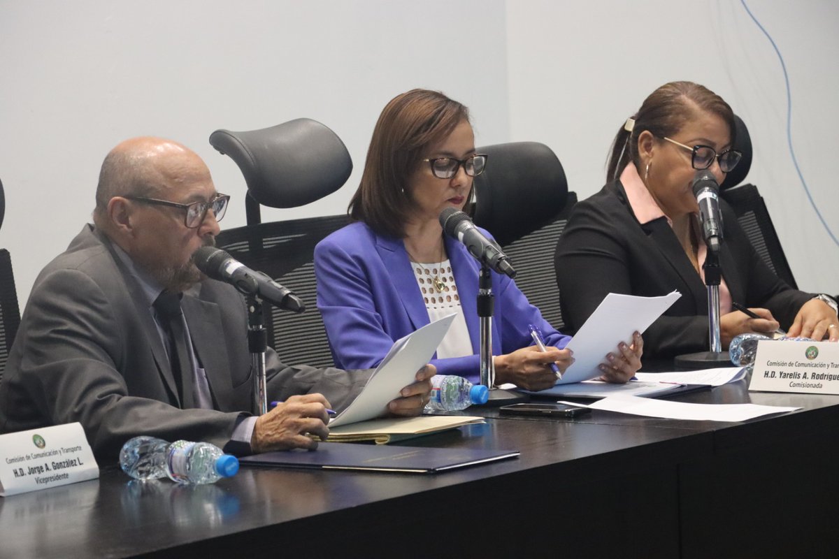 ATTTPanama's tweet photo. Osiris Gratacós, directora de nuestro departamento de Educación Vial y Defensa al Usuario, y personal de asesoría legal estuvieron presentes en la reunión de la subcomisión de Transporte de la Asamblea Nacional en la que se realizaron las consultas al proyecto de Ley 52. https://t.co/fypY1HVvkM