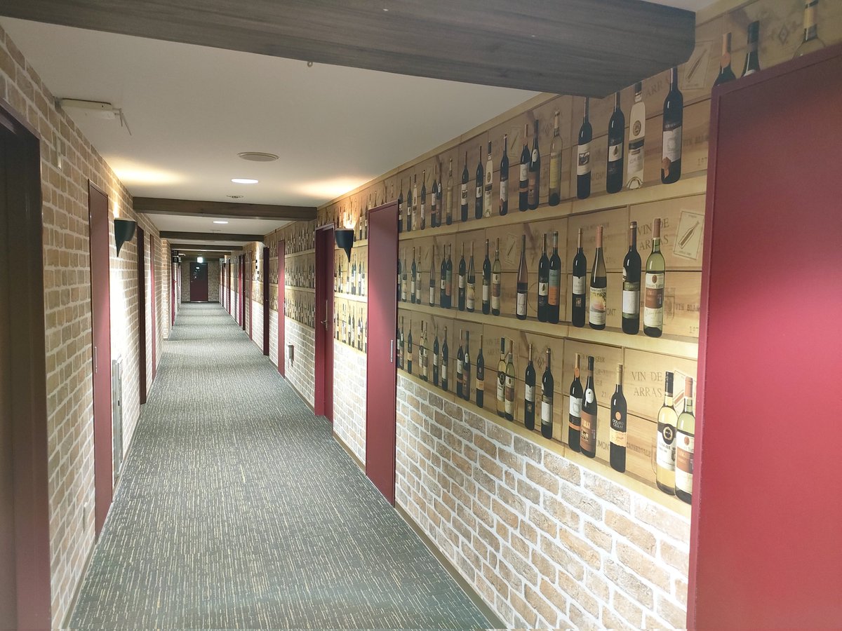 I_YUYA2222's tweet image. 明日の九州遠征に備えて今日は千歳に一泊です🏨
チェックインをして部屋まで向かう途中の壁が面白くて、部屋に荷物置いてから写真撮って、さぁ！SNSにアップしよーと部屋戻ろうとしたらインキーしてしまった🔑😓

壁を横目にフロントまで行って鍵開けてもらった😂
ホテルの人に説明したら笑ってた笑